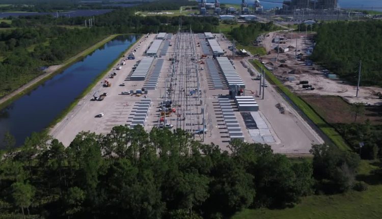 worlds-largest-solar-battery.jpg